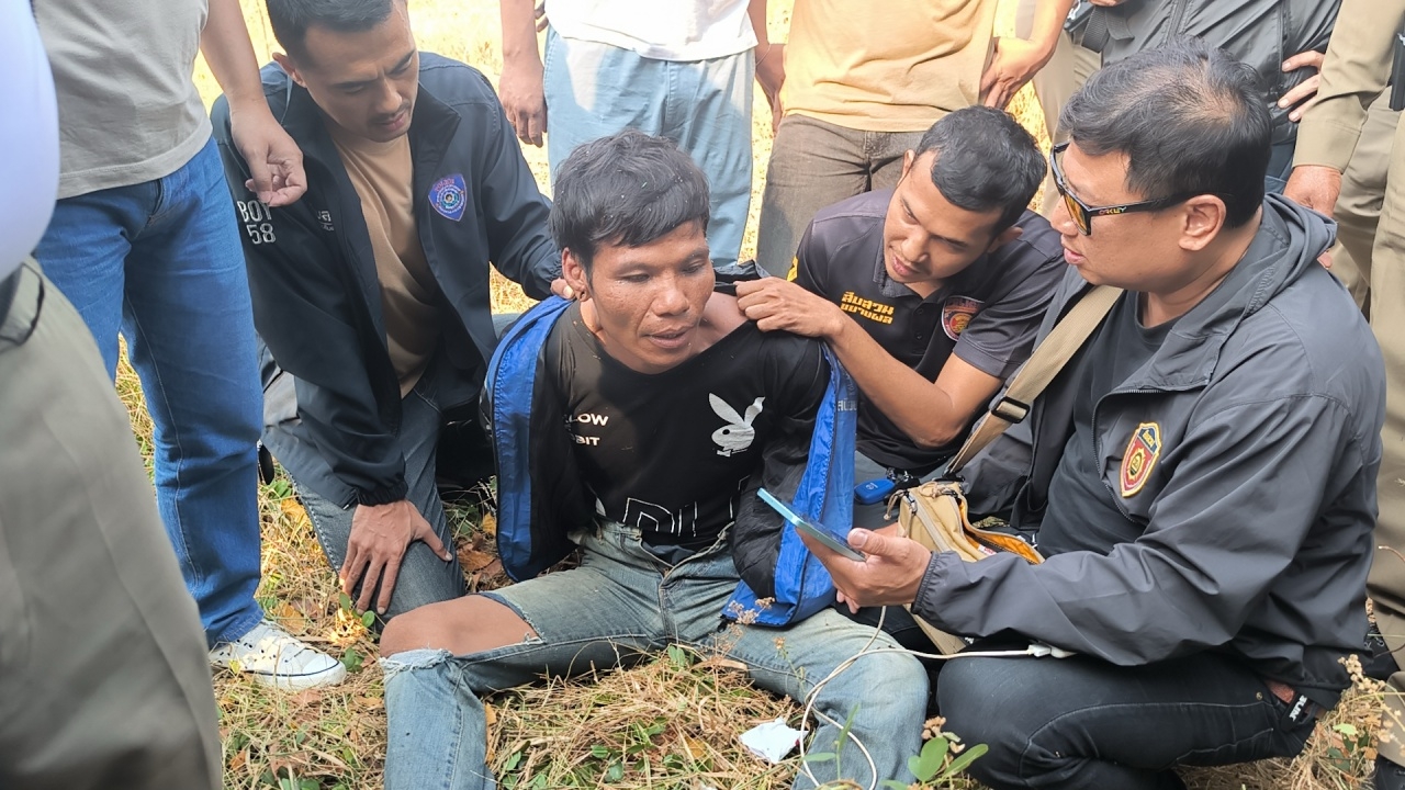 รวบแล้ว คนร้ายฆ่าพนักงาน รร. นอนขดอยู่ในพงหญ้า ยังให้การวกวน