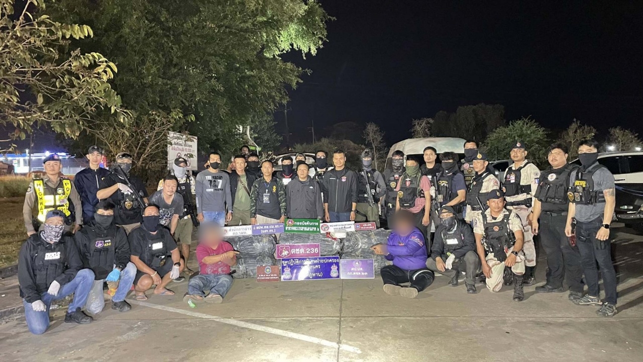 ตชด.ภาค 2 ตามสกัดจับเครือข่ายยาเสพติด รวบ 2 ผู้ต้องหา รับจ้างขนยาไอซ์ 300 กก.