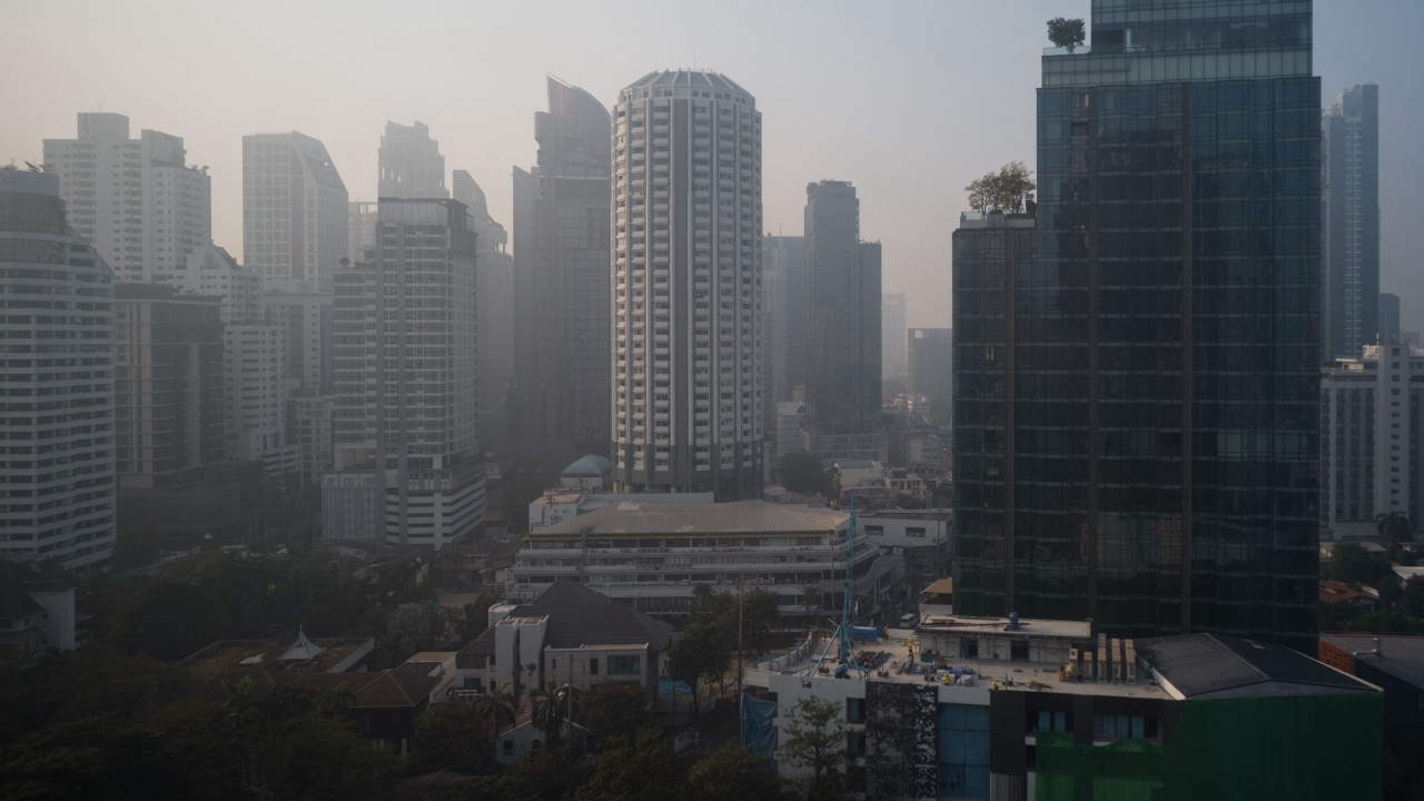 ค่าฝุ่นวันนี้ กทม. เกินมาตรฐาน อยู่ในเกณฑ์สีส้ม 14 พื้นที่ แนวโน้มเริ่มลดลง