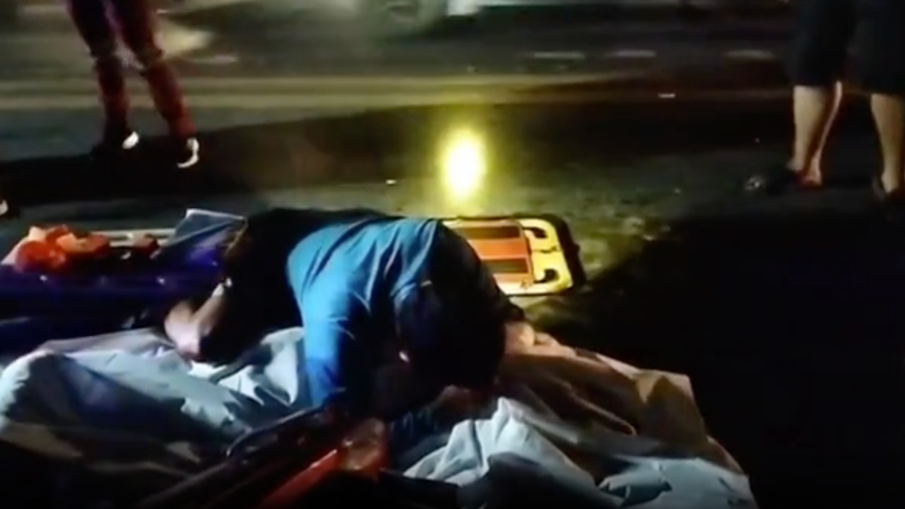 สะเทือนใจ พ่อร่ำไห้กอดร่างหนุ่ม 19 ถูกรถทับดับ เตรียมเค้กไว้ แต่อดฉลองวันเกิดให้