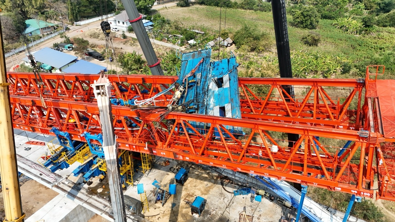 ​เร่งกู้ซากเครน หล่นทับรถไฟ คืนพื้นที่ให้ รฟท. นำรางใหม่เข้าเปลี่ยน