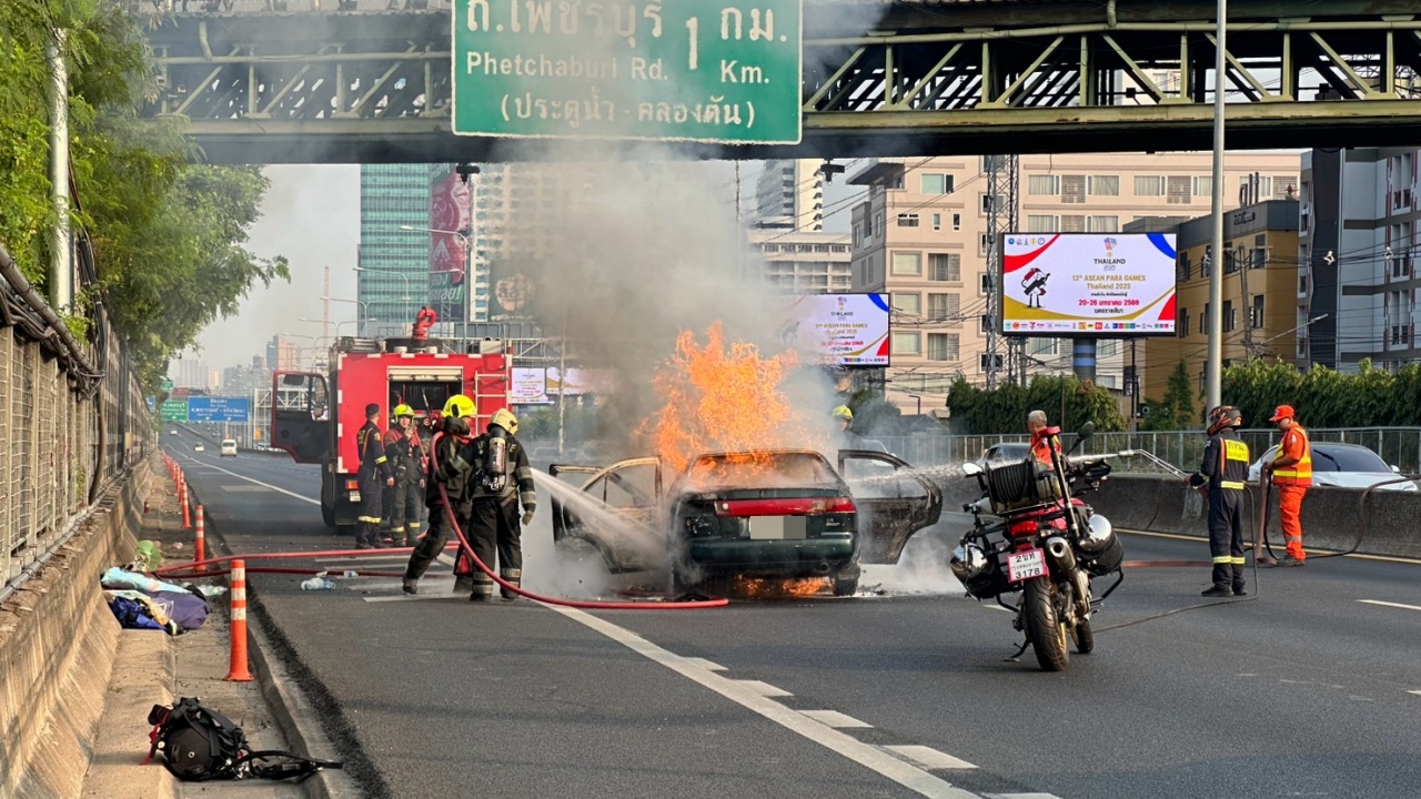 วอดทั้งคัน ไฟไหม้รถยนต์ กลางทางด่วน คนขับหนีออกมาได้ทัน