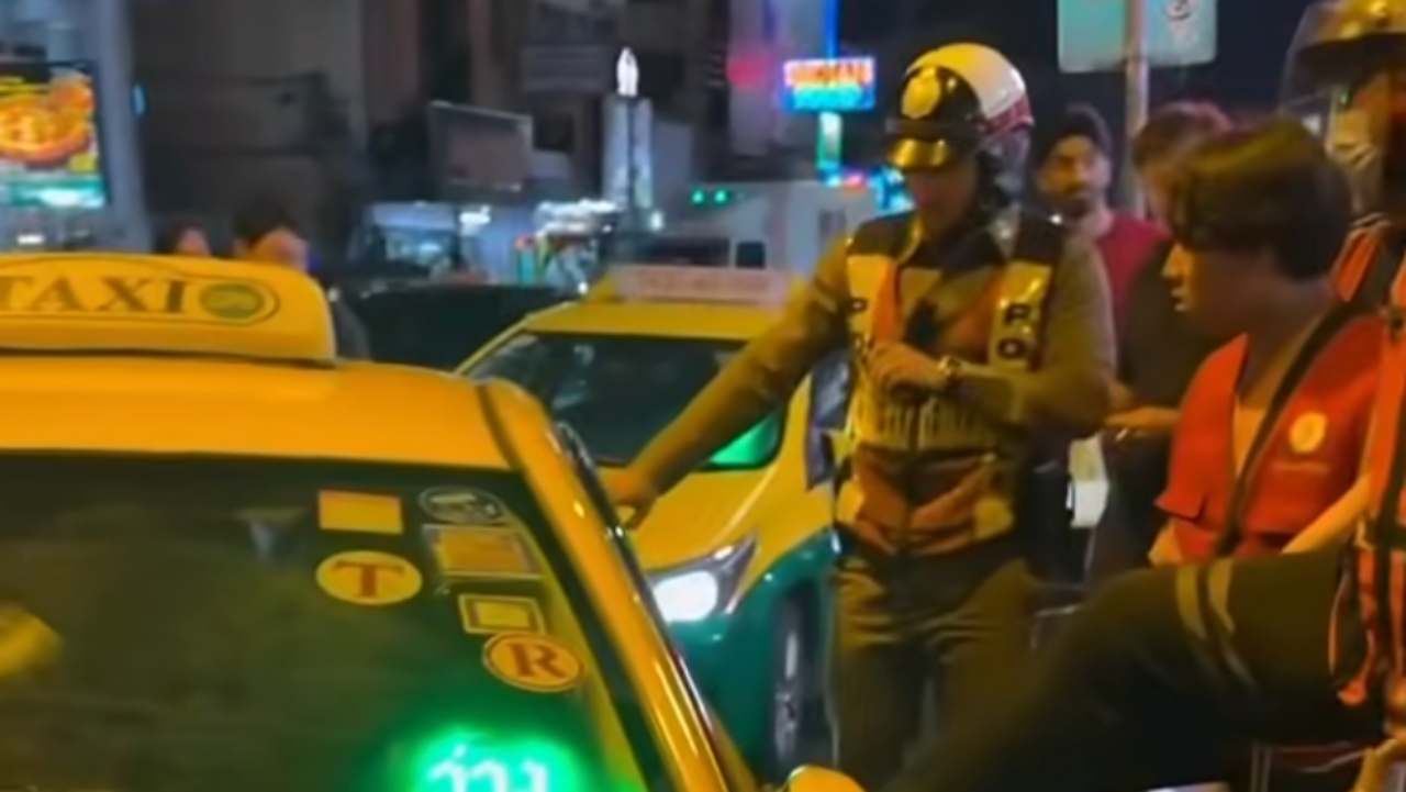 สาวคลั่ง ถือมีดไล่แทงคนบนถนนสุขุมวิท เจ็บ 2 แจ้งข้อหา ส่งตรวจอาการทางจิต