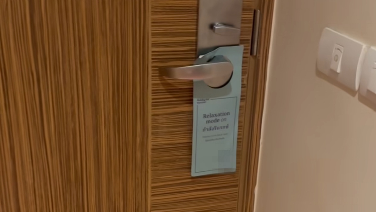 ดีเจสาวผวา เจอชายปริศนา พยายามใช้คีย์การ์ด เปิดห้องในโรงแรมกลางดึก