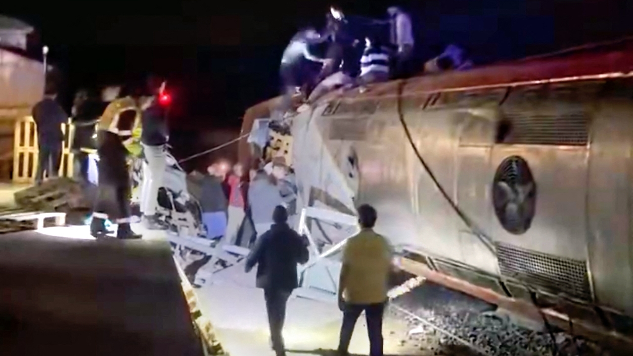 รถไฟโดยสารความเร็วสูง 2 ขบวนชนกันสนั่นในสเปน ดับอย่างน้อย 21 ศพ เจ็บสาหัสกว่า 70 ราย