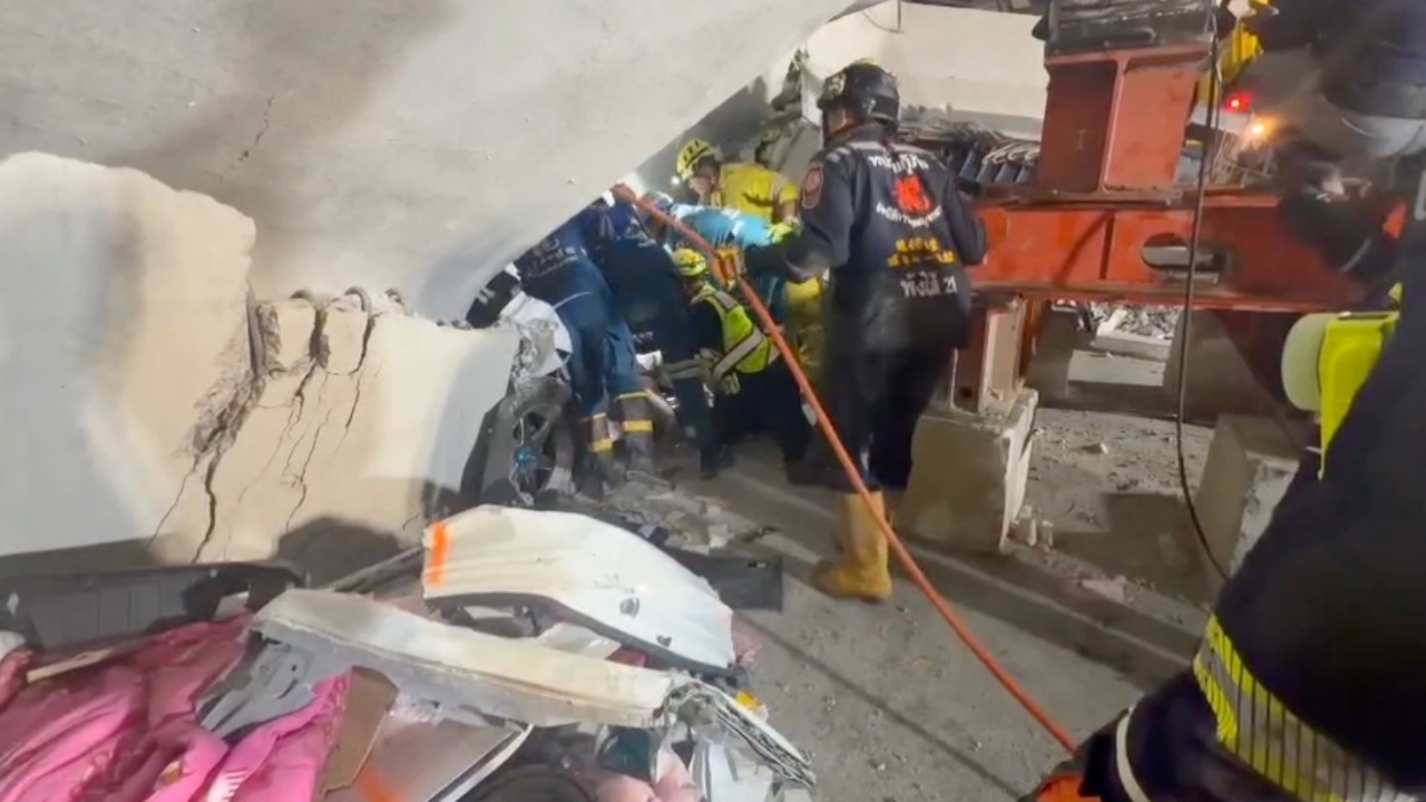 นำร่างสุดท้ายออกมาได้แล้ว เหยื่อเครนถล่มพระราม 2 ยังปิดช่องทางหลัก ทั้ง 2 ฝั่ง