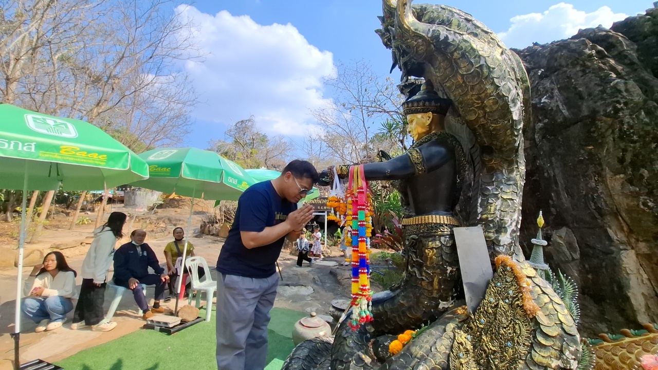 หนุ่มพาครอบครัว ขอโชคปู่มุจลินท์-เจ้าแม่ตะเคียน ขนลุกได้ "เลขเด็ด" ตรงกับวันครู