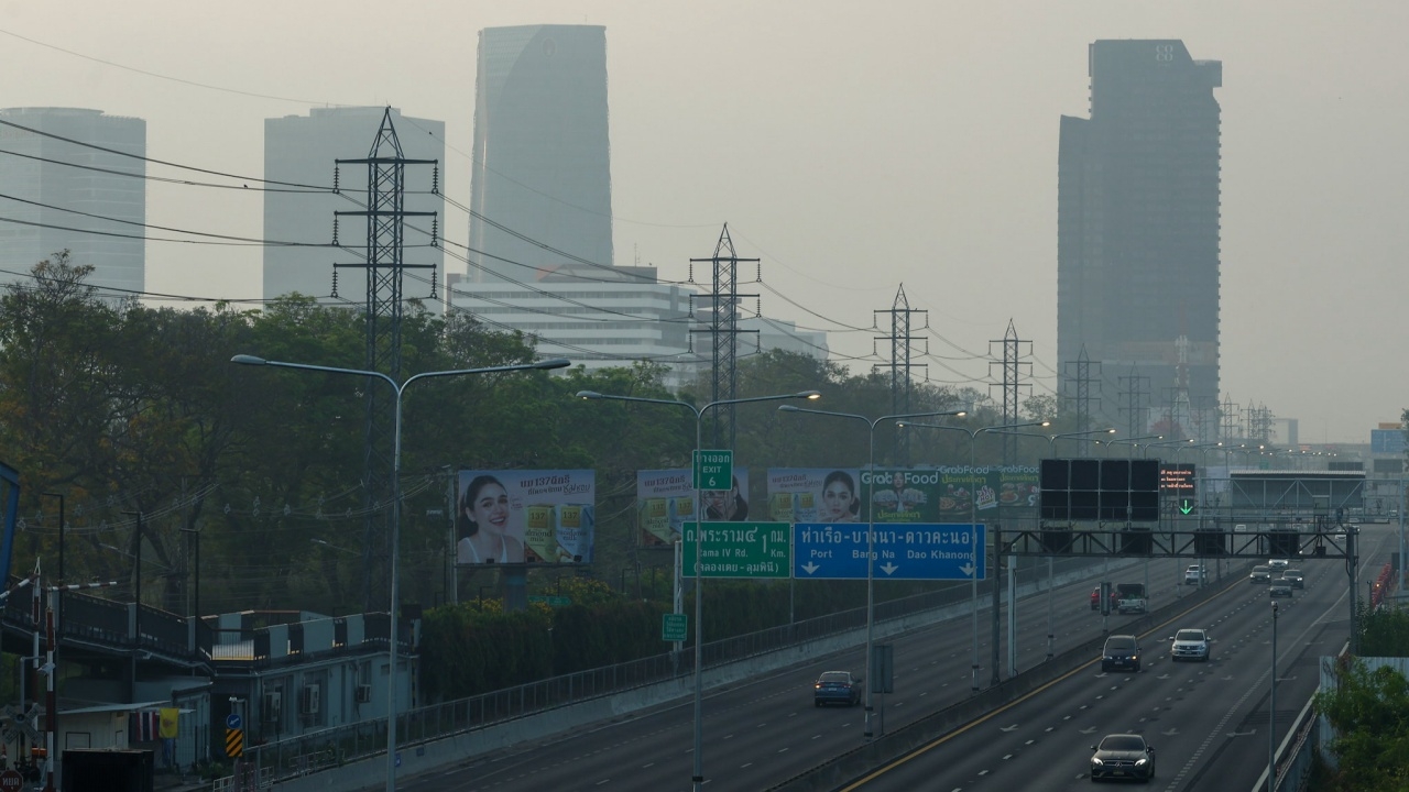 ค่าฝุ่น PM 2.5 วันนี้ กทม. เกินมาตรฐานหลายเขต กระทบสุขภาพ สูงสุดอยู่ที่ "จตุจักร"