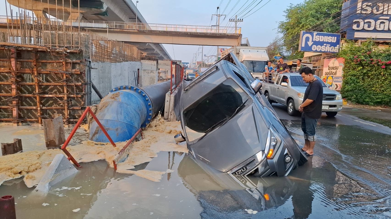 คนขับกระบะเล่า นาทีรถตกหลุมยุบ ถนนพระราม 2 กระทบน้ำประปาไม่ไหลวงกว้าง
