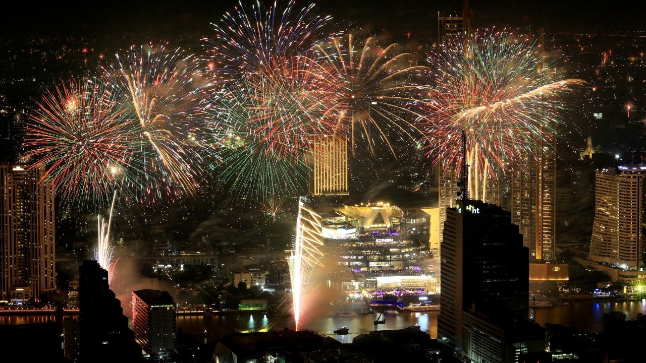 ประมวลภาพ เอเชียฉลองปีใหม่ 2026 จุดพลุ-บินโดรนตระการตา