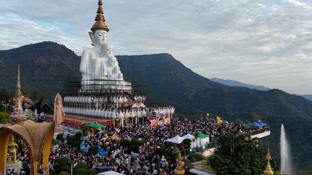 วัดพระธาตุผาซ่อนแก้ว คนเนืองแน่น ขอพรสิ่งศักดิ์สิทธิ์ เสริมสิริมงคลรับปีใหม่