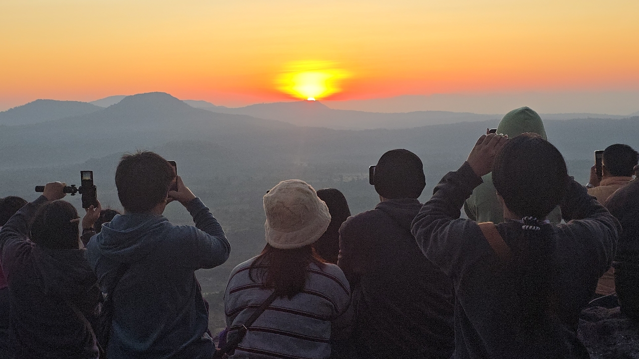 นักท่องเที่ยวแห่รับแสงแรกแห่งสยาม ที่ผาชะนะได ท่ามกลางอุณหภูมิ 13 องศาฯ