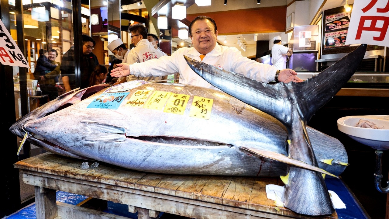 ร้านซูชิดังทุ่ม 100 ล้านบาท ประมูล "ทูน่าครีบน้ำเงิน" ตลาดปลาโตเกียวรับปีใหม่