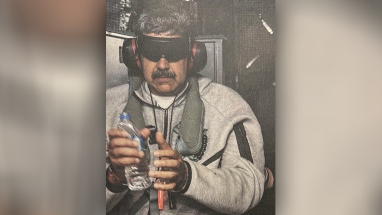 ทรัมป์เปิดภาพแรก "นิโกลัส มาดูโร" ใส่กุญแจมือ ถูกปิดตา ควบคุมตัวบนเรือรบสหรัฐฯ