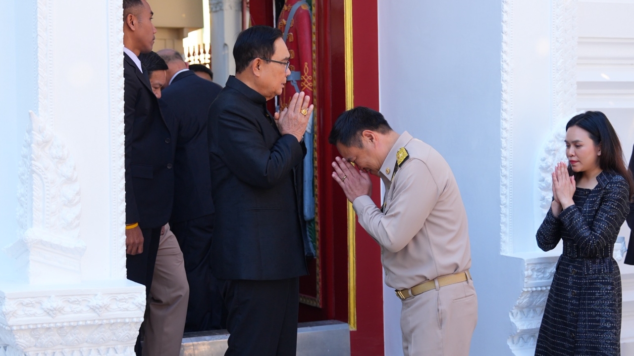 “บิ๊กตู่” ให้กำลังใจ “อนุทิน” หลังเจอกันขณะเข้าถวายสักการะ “สมเด็จพระสังฆราช”