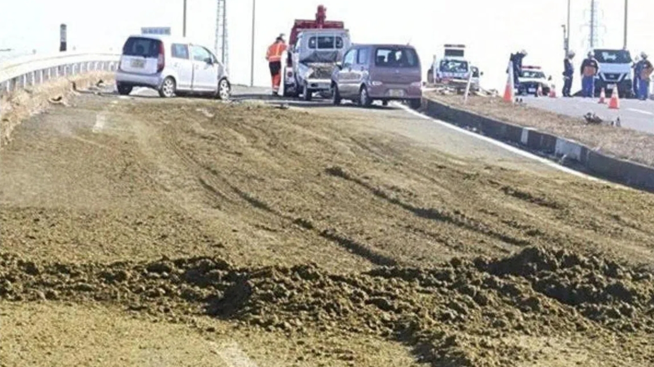 ใบชาร่วงจากรถบรรทุกทำถนนลื่น รถชนระนาว 12 คันที่ญี่ปุ่น ดับ 1 ศพ