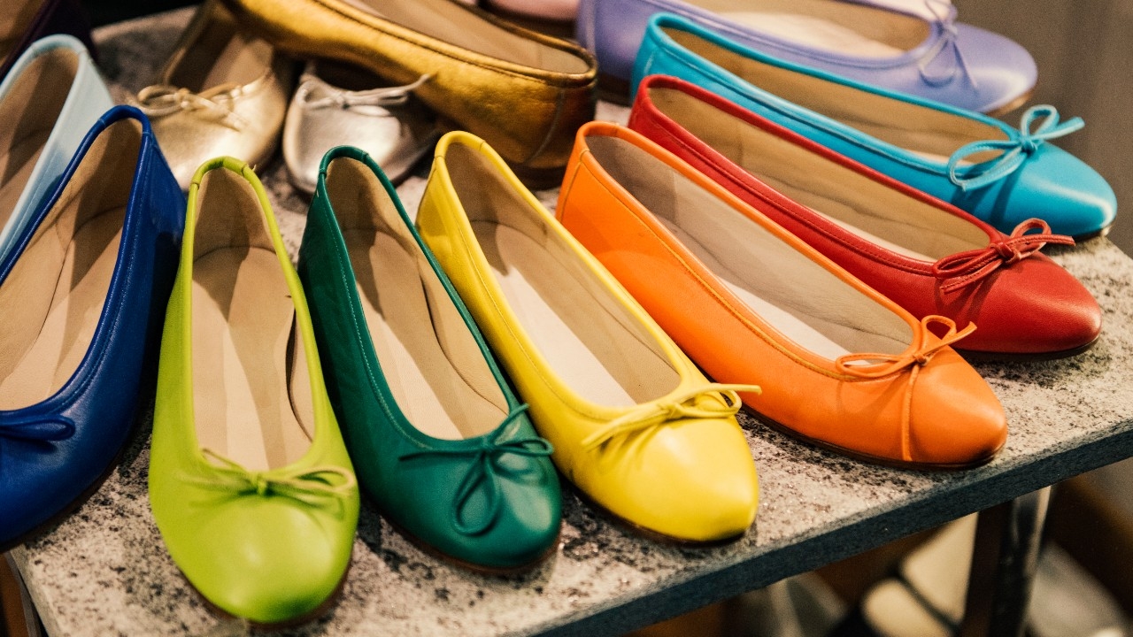 สีรองเท้าตามวันเกิด 2569 ใส่สีไหนดี เสริมดวงรุ่ง เข้ากับทุกชุด