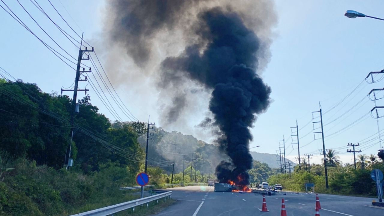 กระบะส่งของบริจาคให้ทหาร พุ่งชนเสาไฟฟ้าเกิดไฟลุกท่วมวอดทั้งคัน