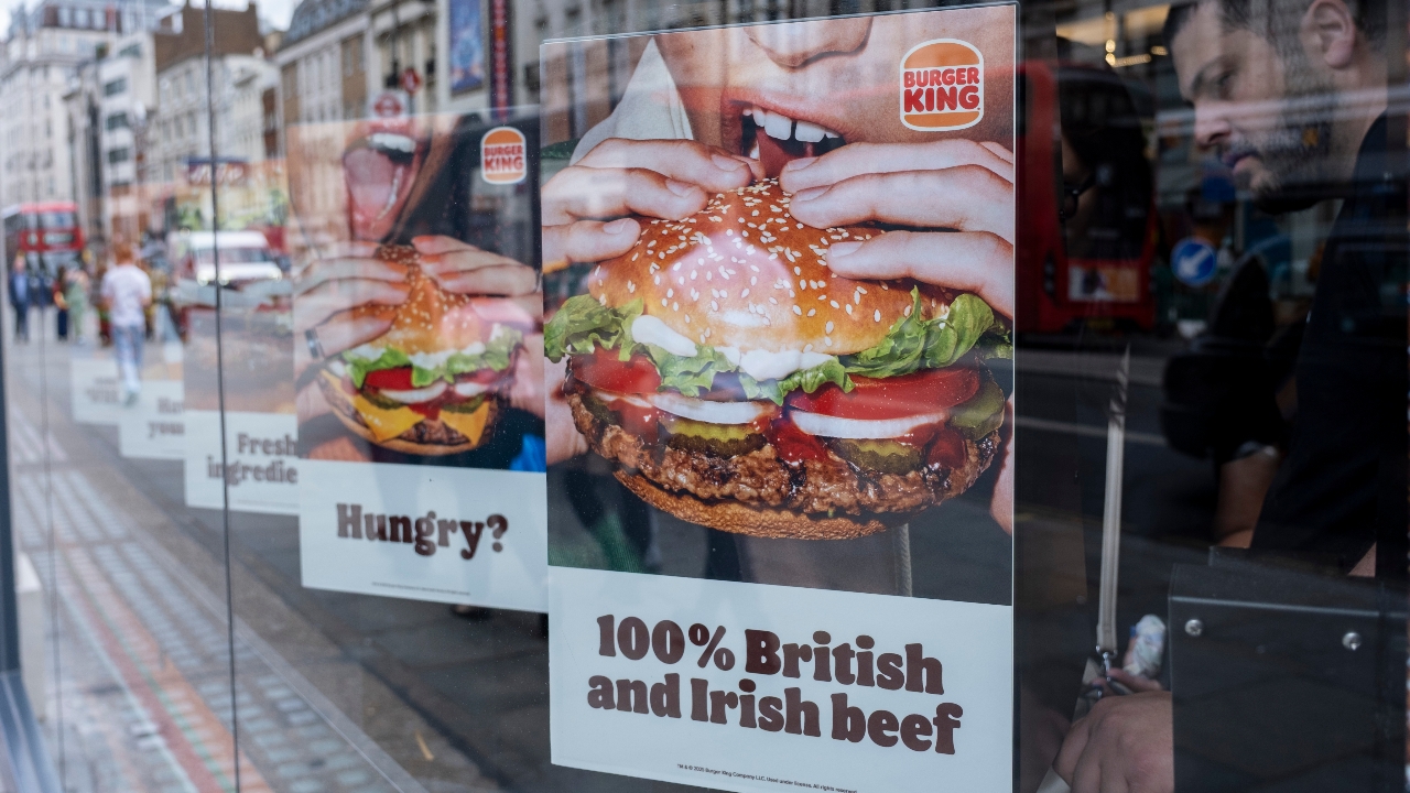 อังกฤษประเดิมแบนโฆษณา “อาหารขยะ” บนทีวี-ออนไลน์ช่วงกลางวัน หวังลดโรคอ้วนในเด็ก