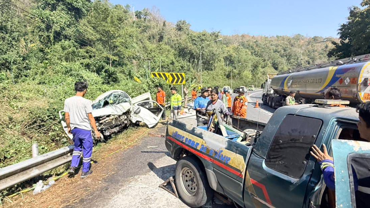 รถตู้แหกโค้งลงเขาวังน้ำเขียว ยาย-หลานดับ บาดเจ็บ 14 ราย คนขับอ้างหลับใน