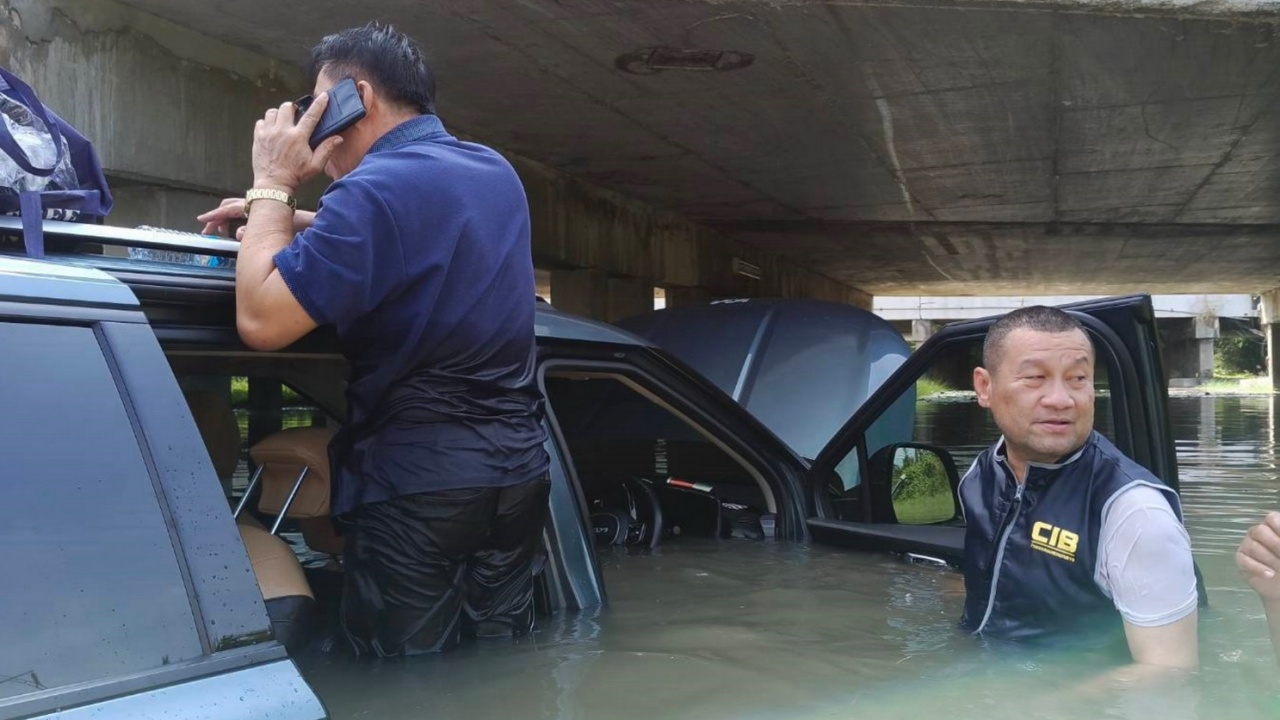 เปิดใจตำรวจทางหลวง ช่วย 5 ชีวิต GPS นำทางผิด พาลุยน้ำ ก่อนจมเกือบมิดคัน