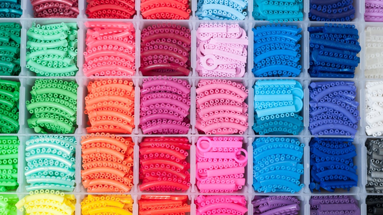 สียางจัดฟันเสริมดวง 2569 ตามวันเกิด และราศี ขับผิวสว่าง เสริมดวงดี