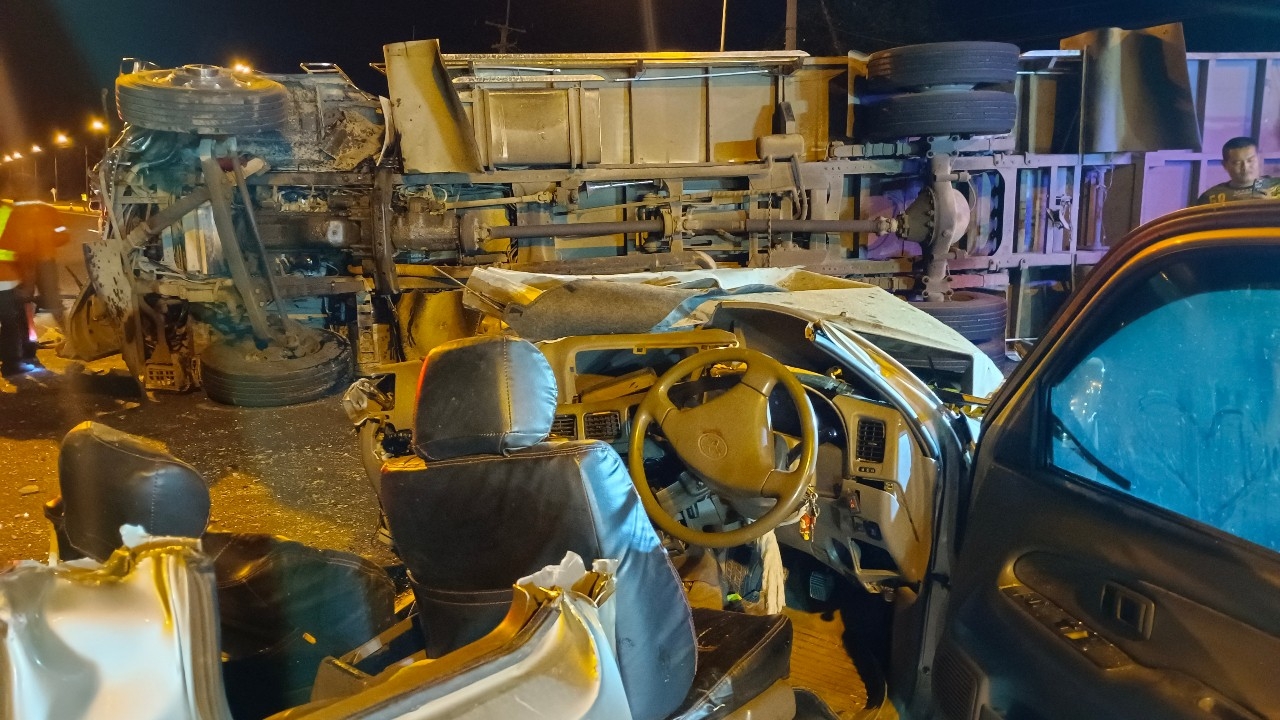 สลด รถ 6 ล้อพุ่งข้ามเลนชนกระบะ พ่อลูกช็อก เมีย-ลูกสาว-หลานชาย ดับ 4 ศพ