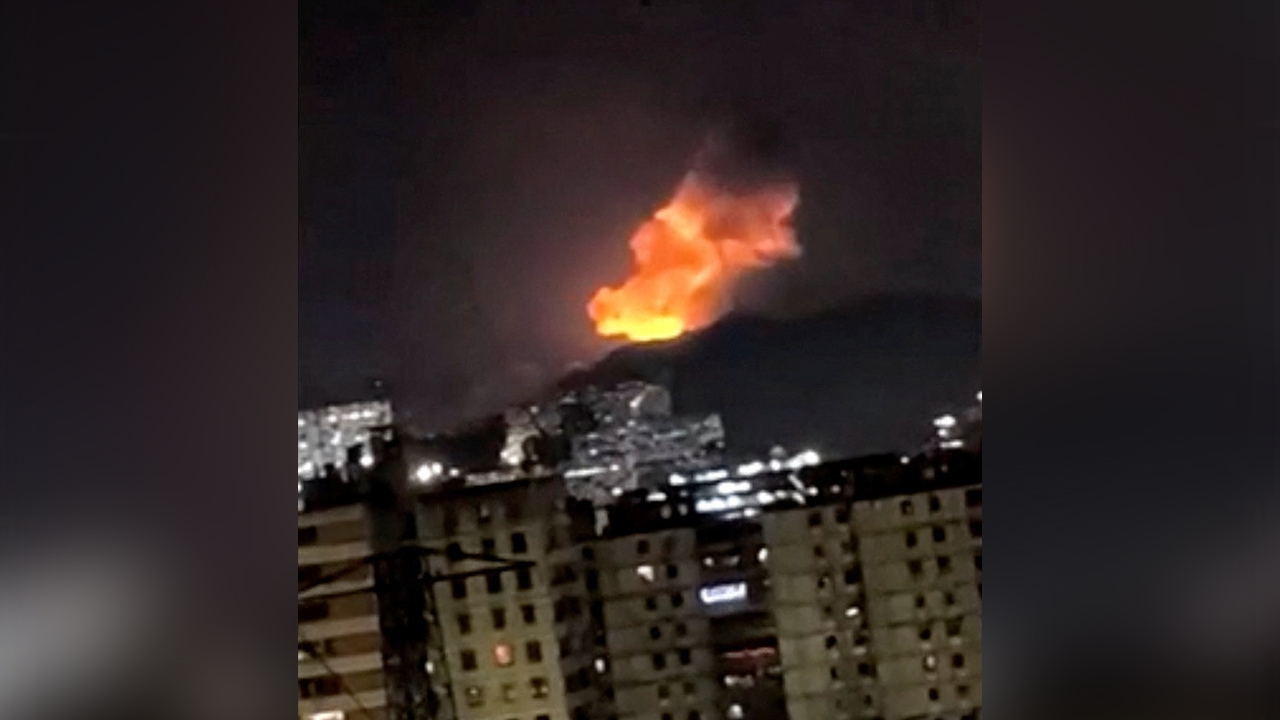 เสียงระเบิดดังหลายจุดทั่วกรุงคารากัส ควันโขมงใกล้ฐานทัพ ท่ามกลางความตึงเครียดสหรัฐ–เวเนซุเอลา