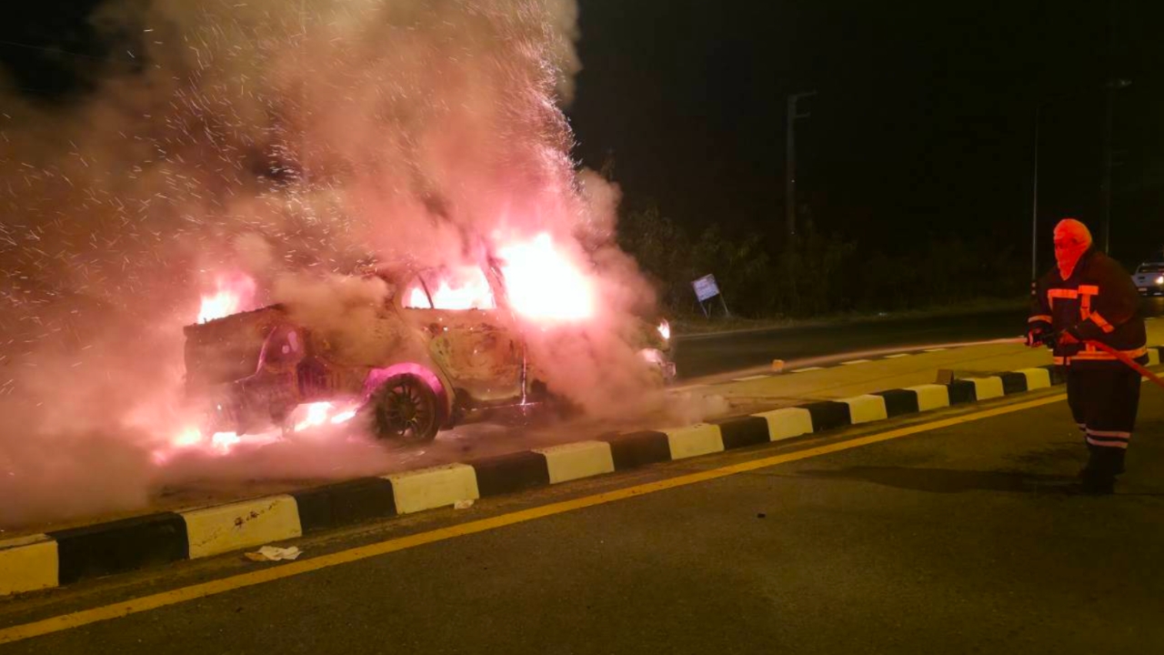 3 ชีวิตหนีตายระทึก เก๋งเสียหลักชนเกาะกลางถนน ไฟลุกท่วมวอดทั้งคัน