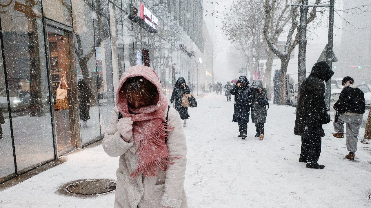 อุตุฯ เกาหลีใต้เตือนคลื่นความหนาวเย็นระลอกใหม่ ทำอุณหภูมิลดฮวบ หิมะตกหนักทางตอนใต้ของประเทศ