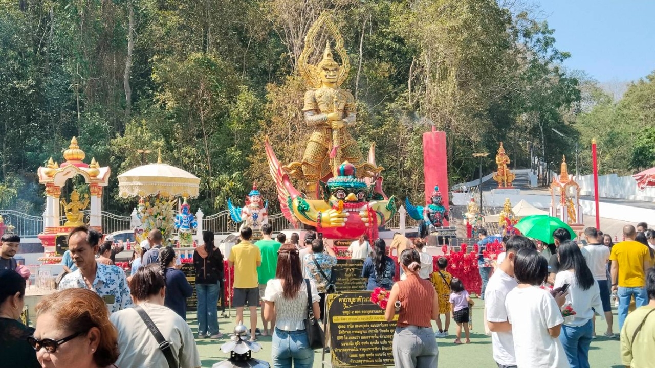สาธุชนแห่ไหว้ “ท้าวเวสสุวรรณทรงราหู” วัดเขาช่องลม หวังนำเลขเด็ดลุ้นโชคงวดนี้