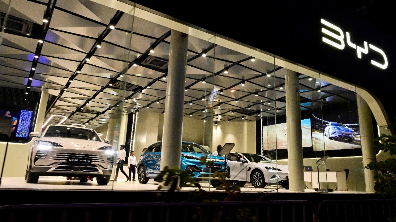  BYD จีนจ่อแซง Tesla ขึ้นแท่นผู้นำรถยนต์ไฟฟ้าโลก ด้วยยอดขายทะลุ 2.25 ล้านคัน