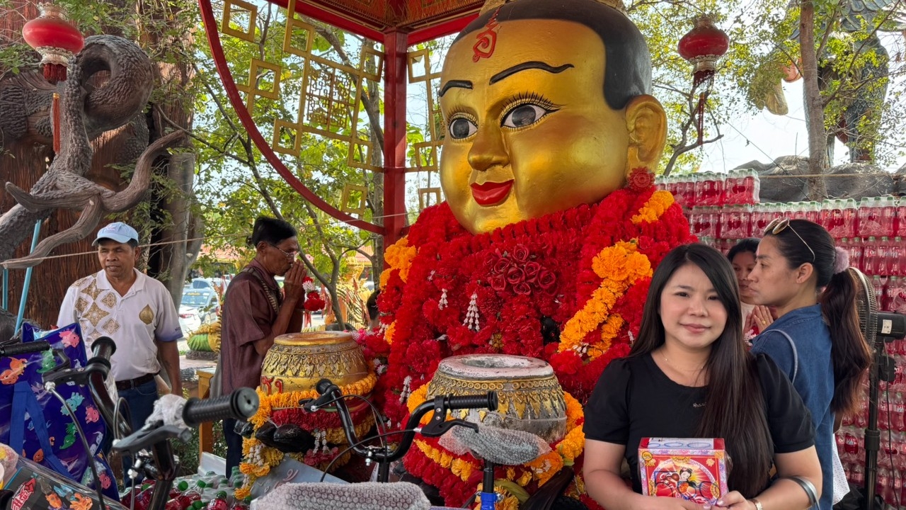 สาวดวงดีจุดประทัดขอโชค “กุมารทองเจ้าสัวเฮง” หวังนำเลขเด็ดไปลุ้นรวยงวดนี้