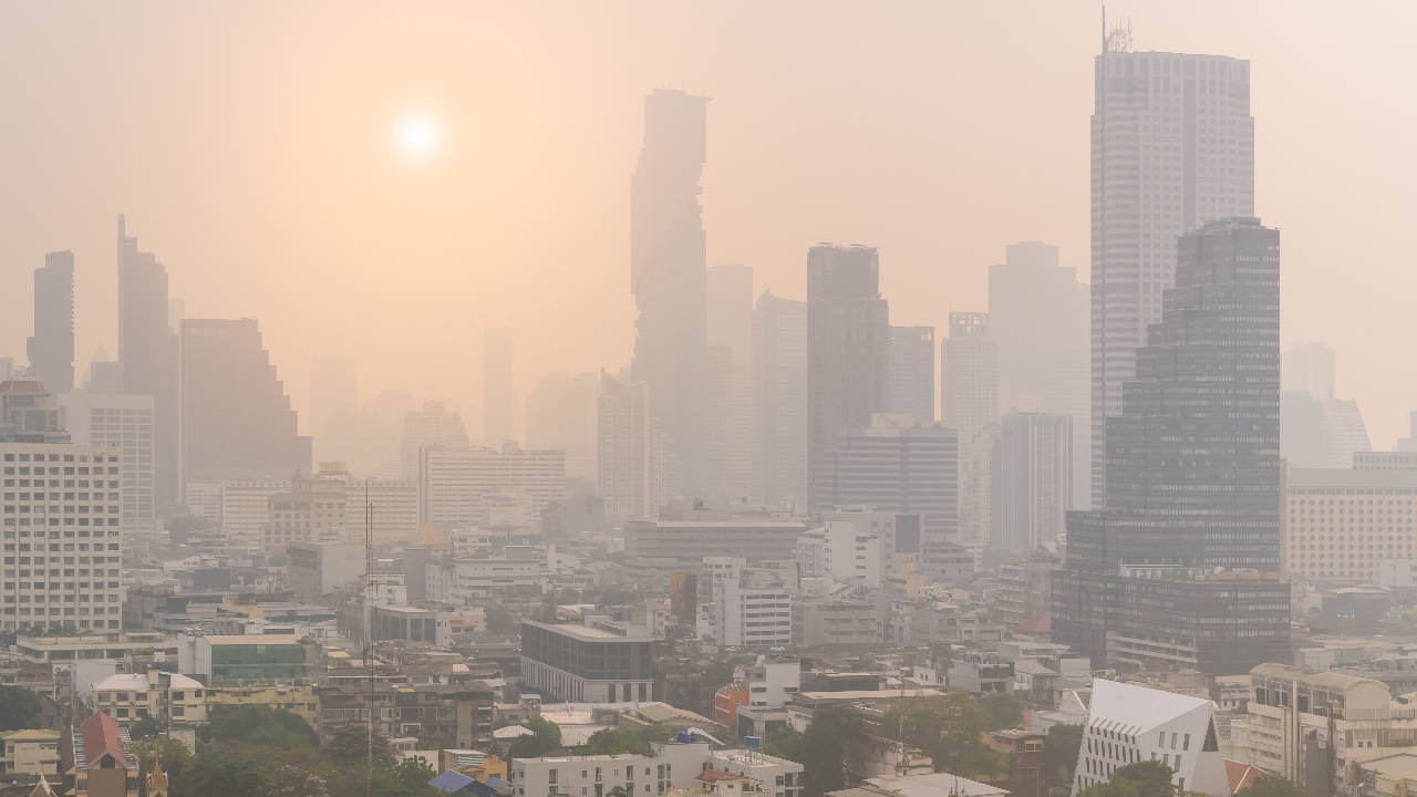 กทม. เช้านี้อ่วม ฝุ่น PM 2.5 พุ่งเกินค่ามาตรฐาน เริ่มกระทบสุขภาพ 59 พื้นที่