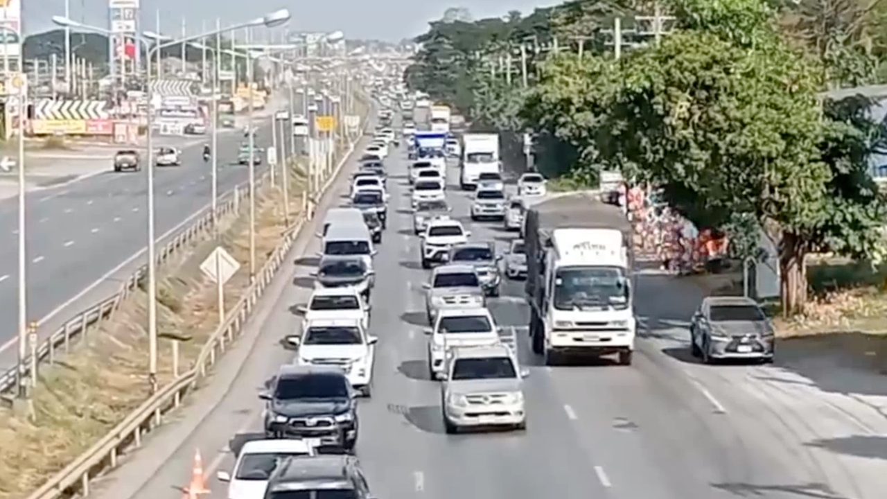 คนแห่กลับกรุงเทพฯ มอเตอร์เวย์ M6 - ถ.มิตรภาพ ปริมาณรถหนาแน่นไม่แพ้กัน