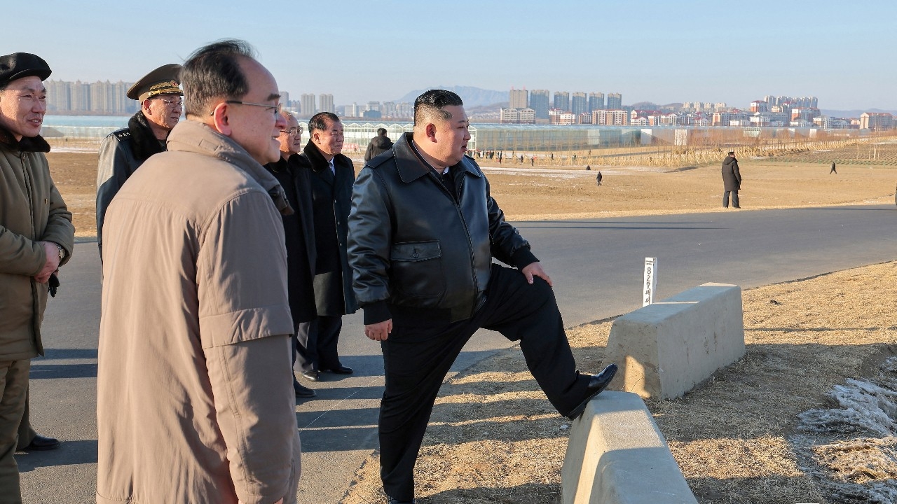 เกาหลีเหนือยิงขีปนาวุธท้าทายผู้นำเกาหลีใต้เยือนจีน ท่ามกลางตึงเครียดสหรัฐฯ โจมตีเวเนซุเอลา