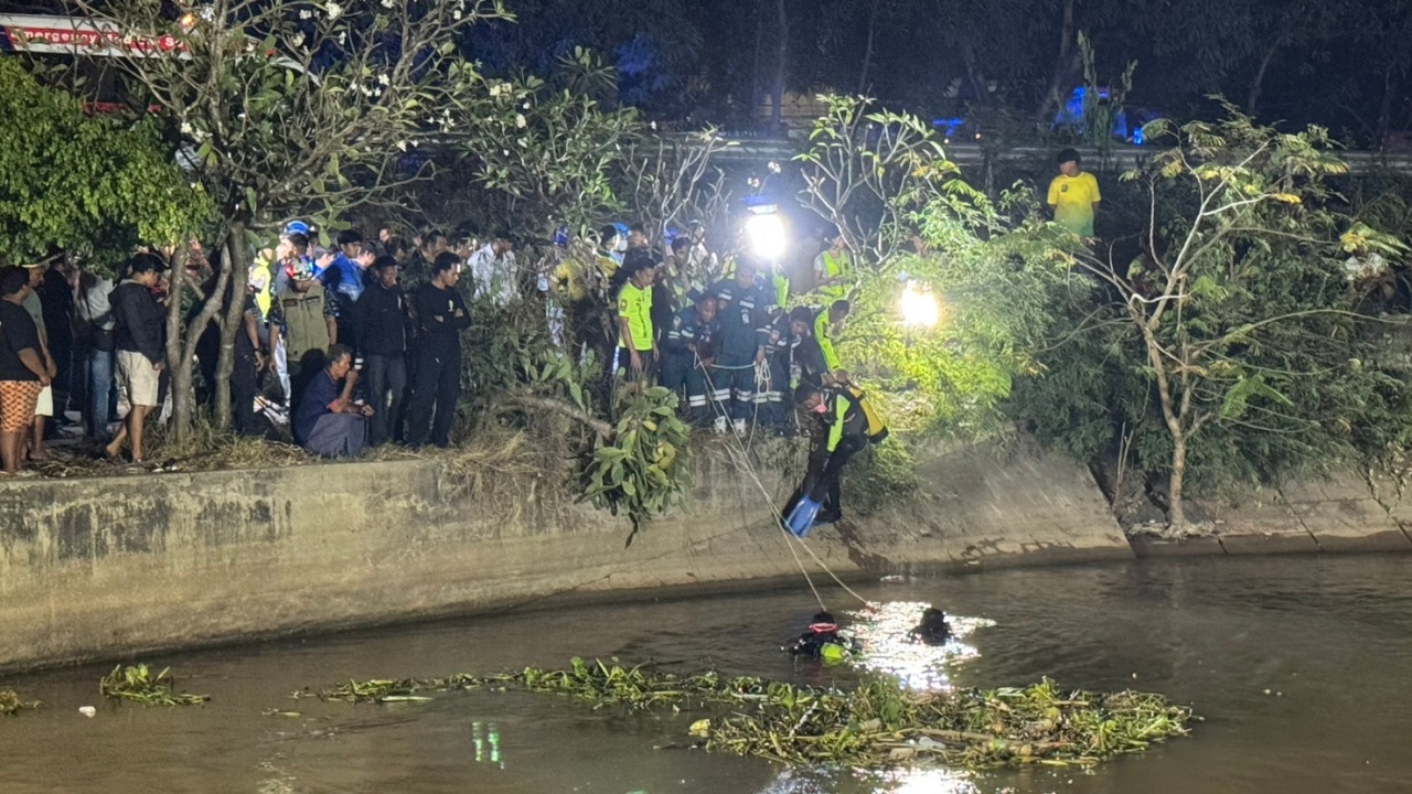 กระบะขนแรงงาน จะพากันไปเที่ยวเพชรบูรณ์ หลงทางพุ่งตกลงไปในคลอง สลดเสียชีวิต 6 ศพ