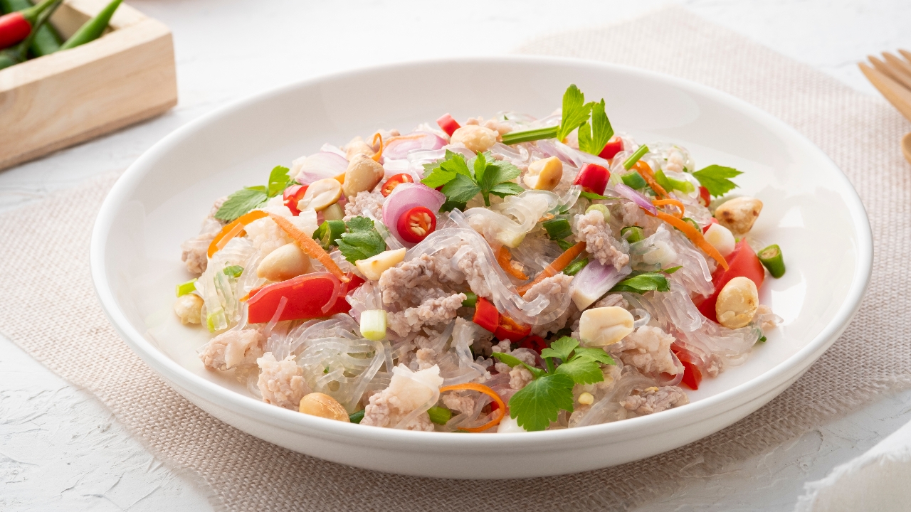 วิธีทำยําวุ้นเส้นโบราณ อร่อย แซ่บ พร้อมเทคนิคทำให้เส้นไม่อืด