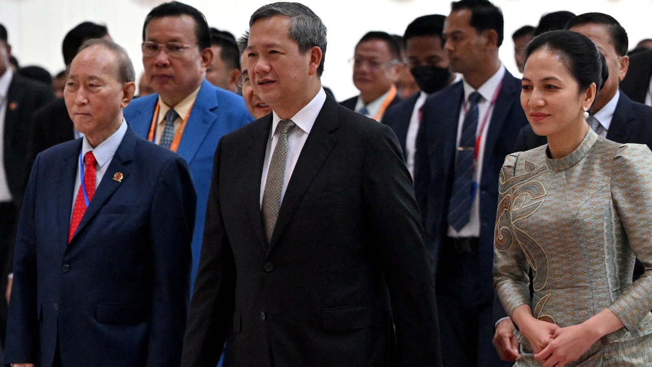 “ฮุน มาเนต” พร้อมภริยา ไปเยี่ยมให้กำลังใจทหาร-ตร.บาดเจ็บจากการสู้รบตามแนวชายแดน