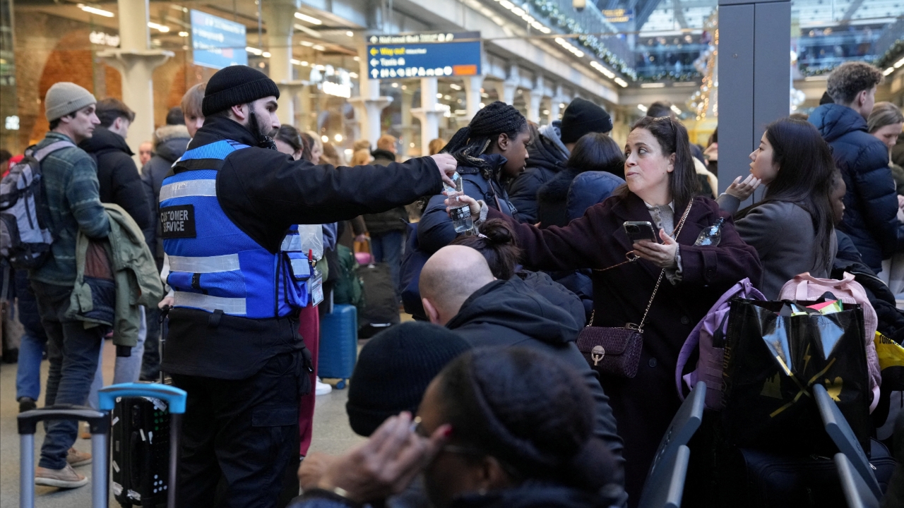 ยูโรสตาร์ ระงับบริการรถไฟทั้งหมด เหตุไฟฟ้าขัดข้องในอุโมงค์ช่องแคบอังกฤษ