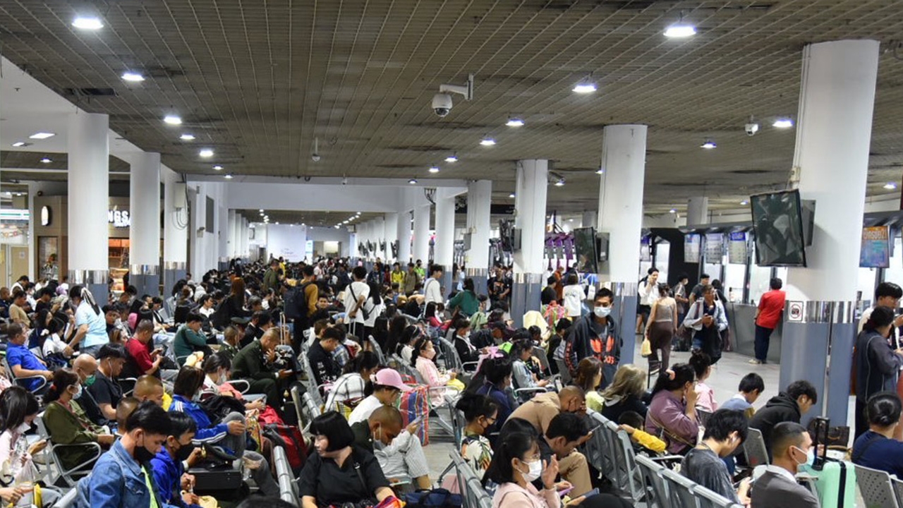 ประชาชนเดินทางแน่น บขส.ย้ำจุดขึ้นรถสายเหนือ-อีสาน เที่ยว 18.00 น. ควรเผื่อเวลา เตือนระวังตั๋วผี