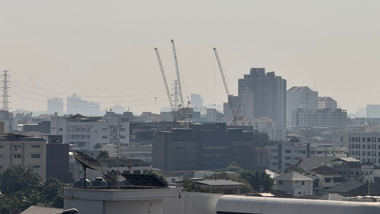 คนกรุงอ่วม เช้านี้ค่าฝุ่น PM 2.5 พุ่งเกินมาตรฐานหลายพื้นที่ เริ่มกระทบสุขภาพ