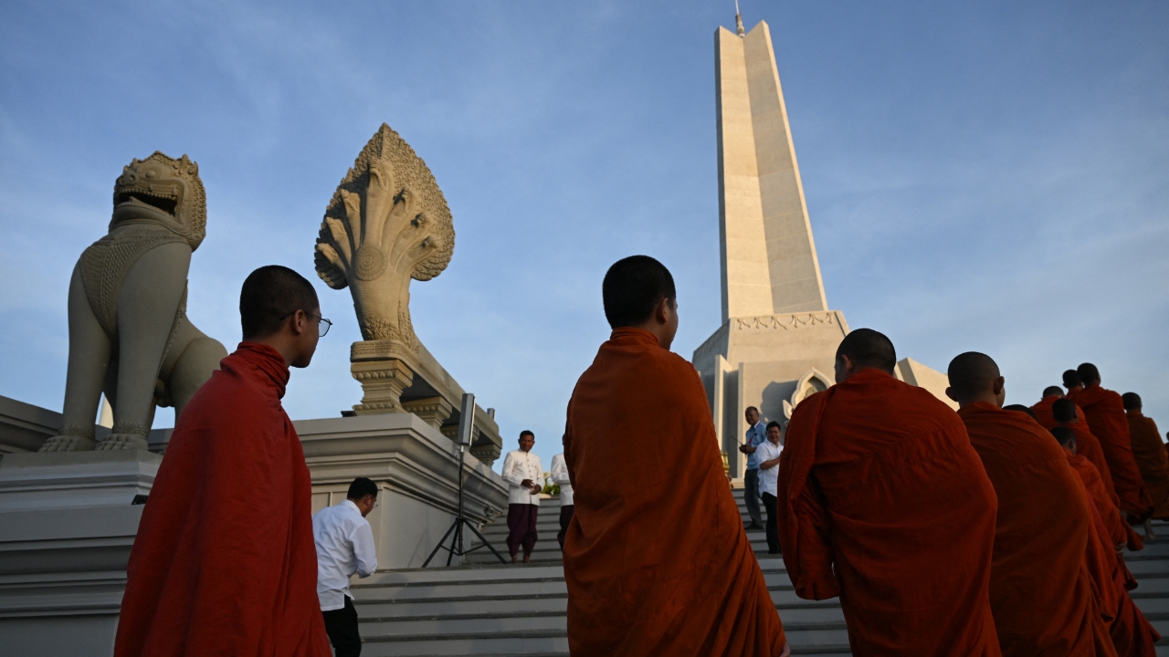 พระสงฆ์–ประชาชนกัมพูชากว่า 2,500 คน ร่วมพิธีทำบุญอุทิศส่วนกุศลแก่ผู้เสียชีวิตปะทะชายแดนไทย–กัมพูชา