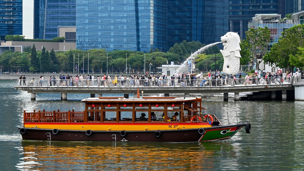 สิงคโปร์เริ่มบังคับใช้โทษ "เฆี่ยน" แก๊งสแกมเมอร์-บัญชีม้า สูงสุด 24 ครั้ง