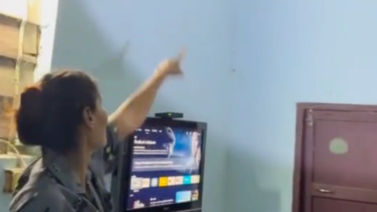 ผวาคืนปีใหม่ แม่กำลังให้นมลูก 3 ขวบตกใจลูกปืนตกทะลุหลังคาหวิดดับ