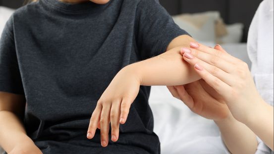 รู้จัก 5 โรคผิวหนังในเด็กที่พบบ่อย ต้องรักษาและป้องกันอย่างไร