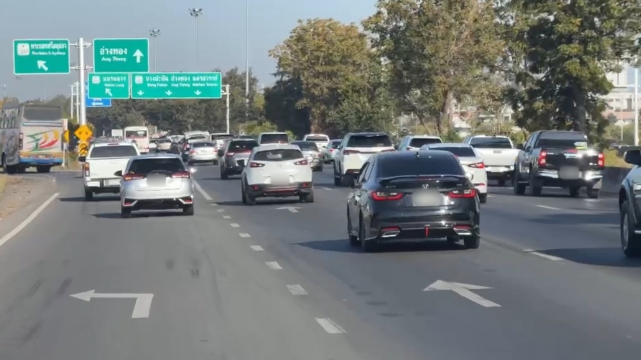 ถนนสายเอเชีย ตั้งแต่เช้ารถวิ่งเต็มทุกช่องจราจร แต่ยังเคลื่อนตัวได้ต่อเนื่อง