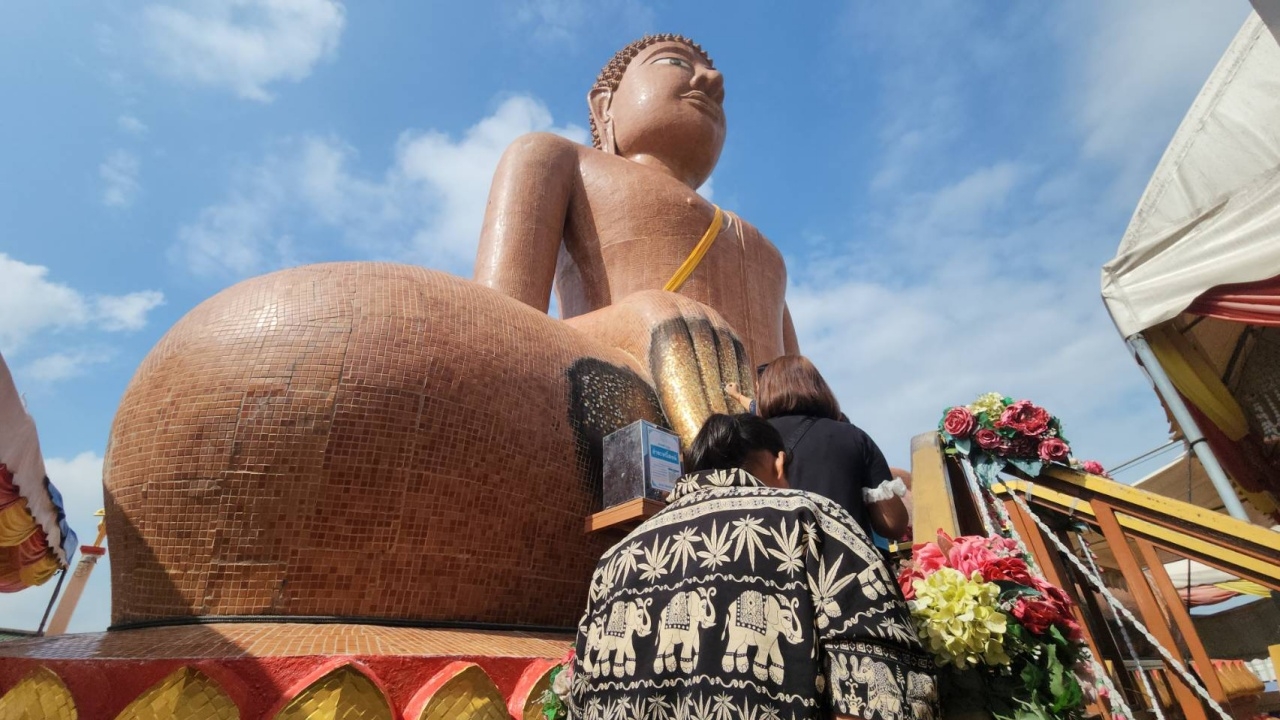 เคยได้โชคมาแล้วหลายงวด สาวมาขอ "เลขเด็ด" จาก "หลวงพ่อสมหวัง" ไปลุ้นรวย 2/1/69