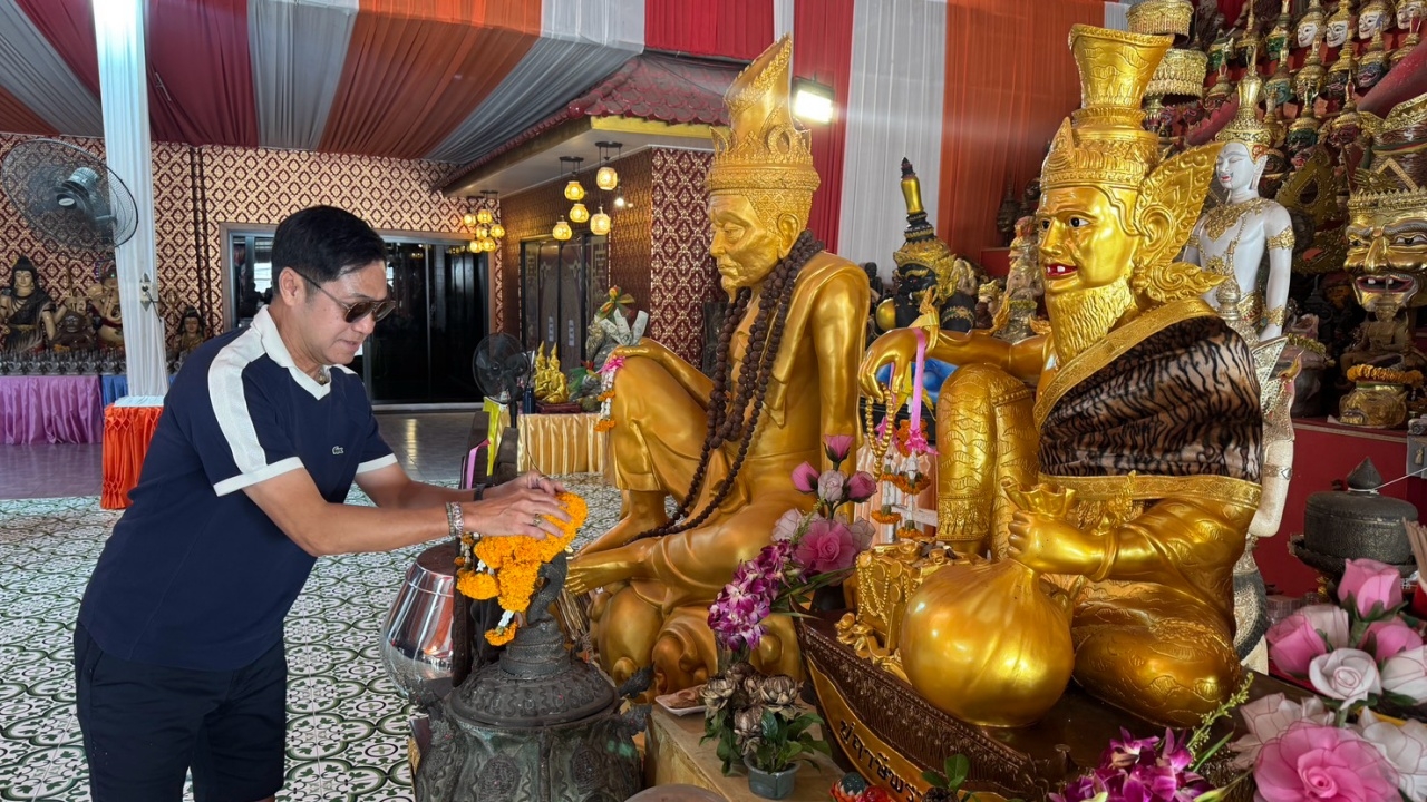 คนขอพรสิ่งศักดิ์สิทธิ์รับปีใหม่ ที่อาศรมฤาษีเณร ไม่ลืมส่องเลขอ่างน้ำมนต์ เสี่ยงโชค 2/1/69