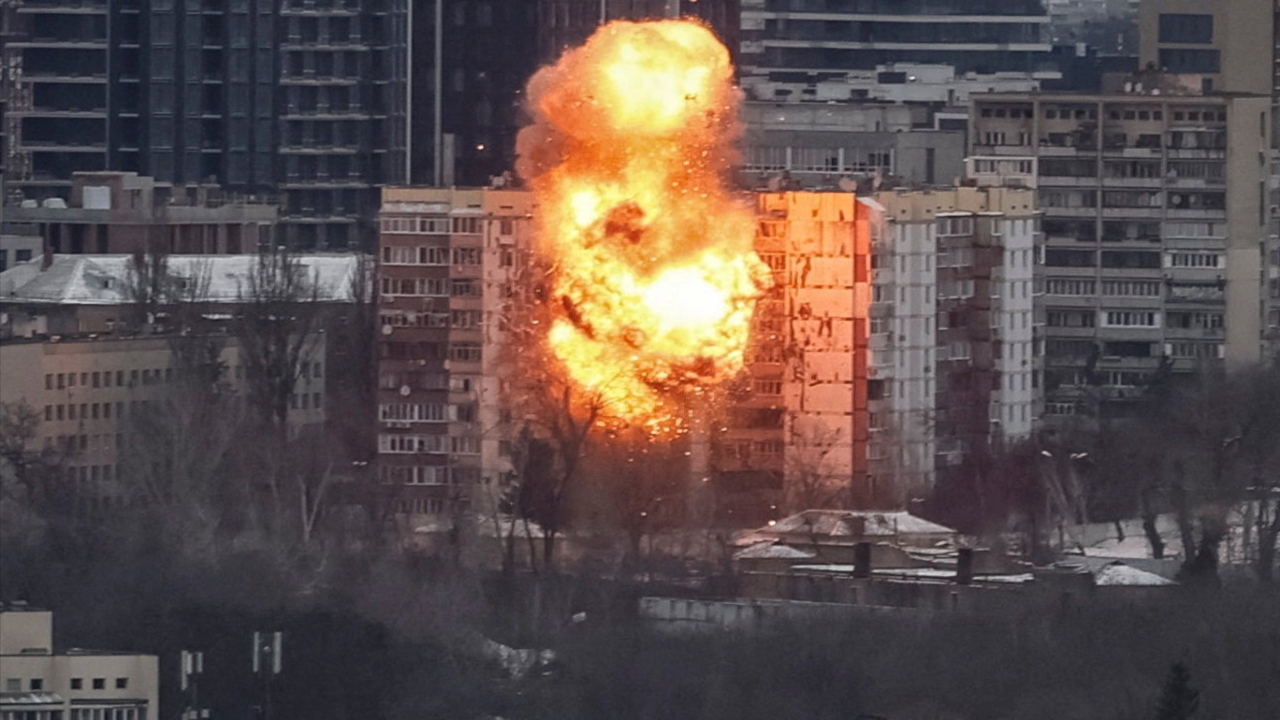 รัสเซียถล่มเมืองหลวงยูเครน ก่อนเซเลนสกีเดินทางพบ โดนัลด์ ทรัมป์